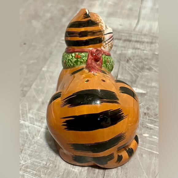Sakura Christmas Cats Salt and Pepper Shakers Set Hand Painted Earthenware - Picture 4 of 10